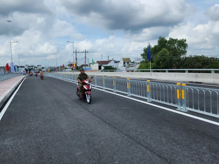Cầu liên kết TP Hồ Chí Minh – Long An chính thức thông xe - Ảnh 2. Cầu liên kết TP Hồ Chí Minh – Long An chính thức thông xe - Ảnh 2.