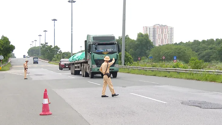 Hà Nội thu hồi biển hiệu, phù hiệu hơn 700 phương tiện vi phạm tốc độ - Ảnh 1. Hà Nội thu hồi biển hiệu, phù hiệu hơn 700 phương tiện vi phạm tốc độ - Ảnh 1.