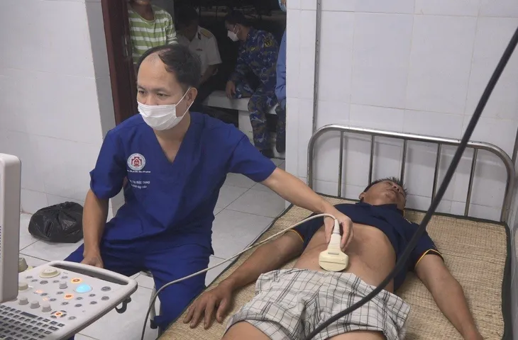 Khánh Hòa: Cấp cứu thành công ngư dân gặp nạn trên biển - Ảnh 1. Khánh Hòa: Cấp cứu thành công ngư dân gặp nạn trên biển - Ảnh 1.