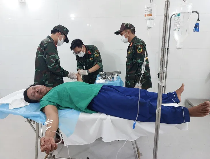 Khánh Hòa: Cấp cứu thành công ngư dân gặp nạn trên biển - Ảnh 2. Khánh Hòa: Cấp cứu thành công ngư dân gặp nạn trên biển - Ảnh 2.