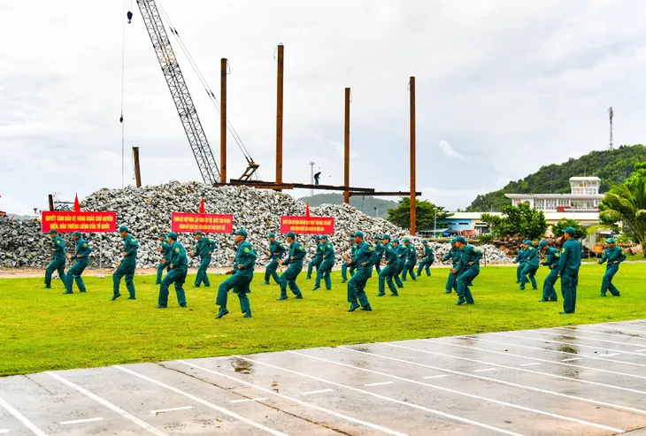 Xem chiến sĩ dân quân trên biển sôi nổi tranh tài - Ảnh 2. Xem chiến sĩ dân quân trên biển sôi nổi tranh tài - Ảnh 2.