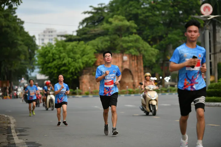 Hơn 500 vận động viên tham gia giải chạy Marathon Tuyên Quang năm 2023 - Ảnh 5. Hơn 500 vận động viên tham gia giải chạy Marathon Tuyên Quang năm 2023 - Ảnh 5.