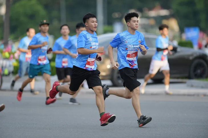 Hơn 500 vận động viên tham gia giải chạy Marathon Tuyên Quang năm 2023 - Ảnh 4. Hơn 500 vận động viên tham gia giải chạy Marathon Tuyên Quang năm 2023 - Ảnh 4.