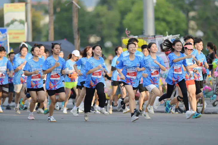 Hơn 500 vận động viên tham gia giải chạy Marathon Tuyên Quang năm 2023 - Ảnh 2. Hơn 500 vận động viên tham gia giải chạy Marathon Tuyên Quang năm 2023 - Ảnh 2.