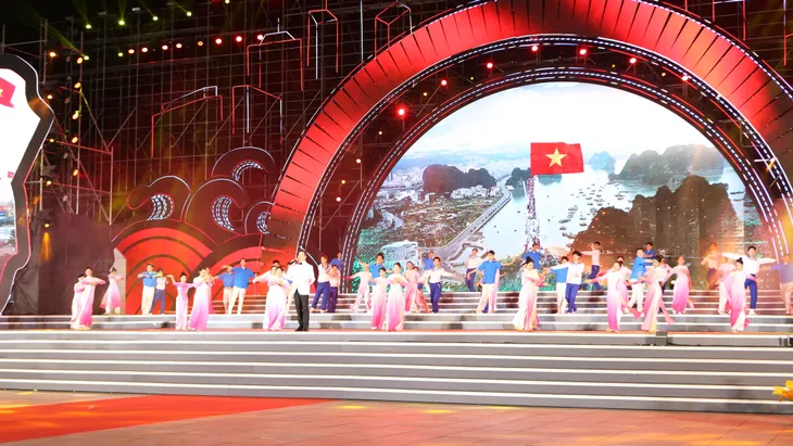 Hình ảnh chương trình nghệ thuật “Hạ Long - Hành trình phát triển, khát vọng rồng bay” - Ảnh 1. Hình ảnh chương trình nghệ thuật “Hạ Long - Hành trình phát triển, khát vọng rồng bay” - Ảnh 1.