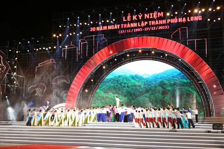 Hình ảnh chương trình nghệ thuật “Hạ Long - Hành trình phát triển, khát vọng rồng bay” - Ảnh 7. Hình ảnh chương trình nghệ thuật “Hạ Long - Hành trình phát triển, khát vọng rồng bay” - Ảnh 7.
