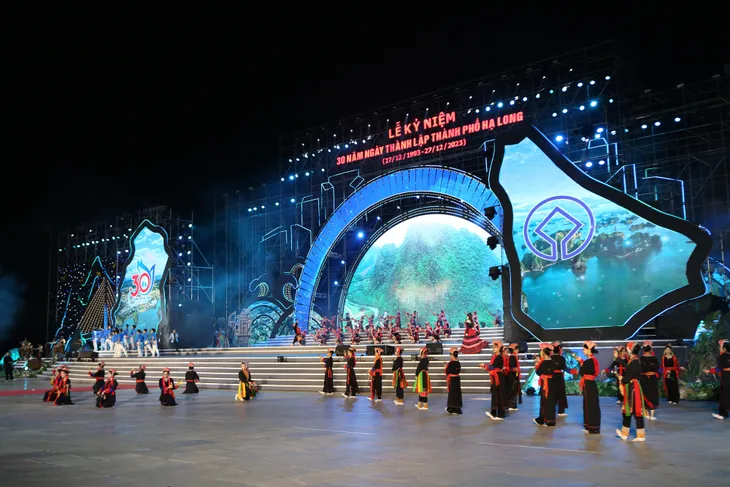 Hình ảnh chương trình nghệ thuật “Hạ Long - Hành trình phát triển, khát vọng rồng bay” - Ảnh 8. Hình ảnh chương trình nghệ thuật “Hạ Long - Hành trình phát triển, khát vọng rồng bay” - Ảnh 8.
