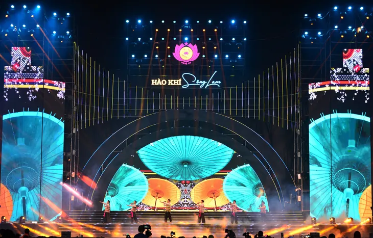 Nghệ An: Mãn nhãn pháo hoa nghệ thuật chào đón năm mới 2024 - Ảnh 6. Nghệ An: Mãn nhãn pháo hoa nghệ thuật chào đón năm mới 2024 - Ảnh 6.