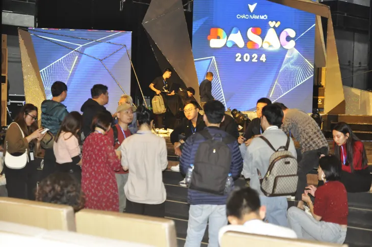 Hé lộ sân khấu lung linh Chào năm mới - Đa sắc 2024 - Ảnh 5. Hé lộ sân khấu lung linh Chào năm mới - Đa sắc 2024 - Ảnh 5.