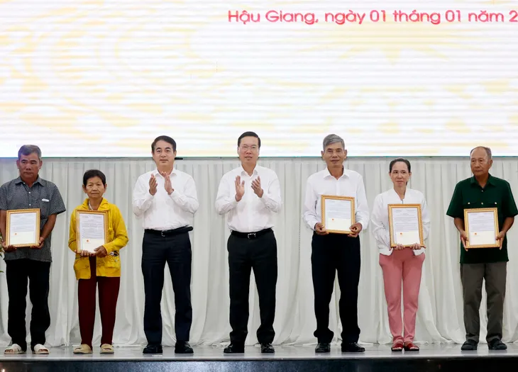 Chủ tịch nước dự Lễ bàn giao 1.400 căn nhà “Đại đoàn kết” tại tỉnh Hậu Giang - Ảnh 3. Chủ tịch nước dự Lễ bàn giao 1.400 căn nhà “Đại đoàn kết” tại tỉnh Hậu Giang - Ảnh 3.