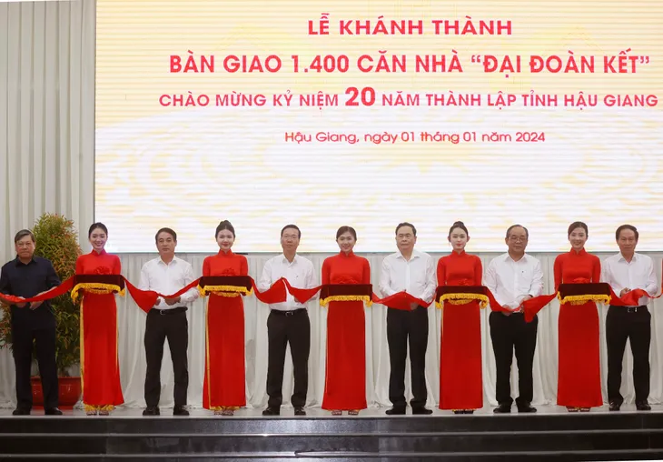 Chủ tịch nước dự Lễ bàn giao 1.400 căn nhà “Đại đoàn kết” tại tỉnh Hậu Giang - Ảnh 1. Chủ tịch nước dự Lễ bàn giao 1.400 căn nhà “Đại đoàn kết” tại tỉnh Hậu Giang - Ảnh 1.