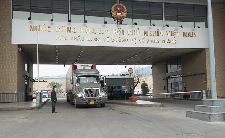 Tấp nập xuất nhập khẩu hàng hóa ngày đầu năm mới - Ảnh 1. Tấp nập xuất nhập khẩu hàng hóa ngày đầu năm mới - Ảnh 1.