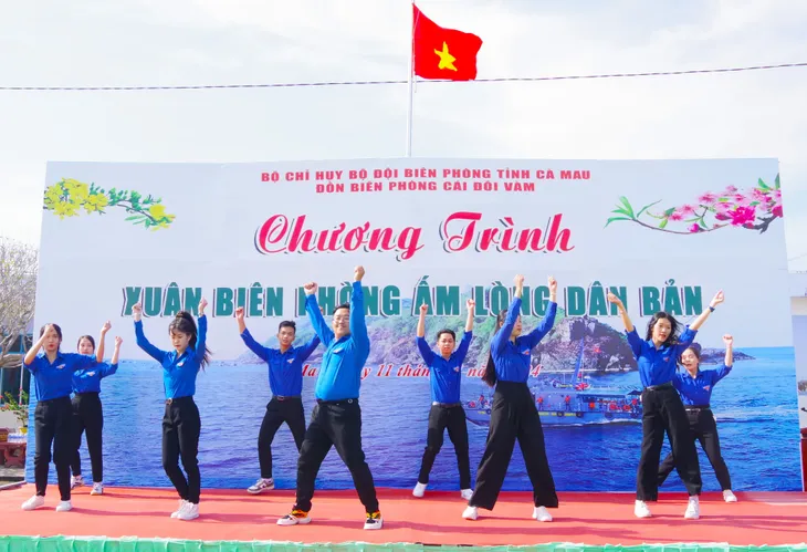 “Xuân Biên phòng -  Ấm lòng dân bản” đến với người dân xứ biển Cà Mau - Ảnh 4.