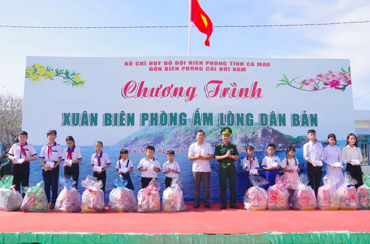 “Xuân Biên phòng -  Ấm lòng dân bản” đến với người dân xứ biển Cà Mau - Ảnh 2.