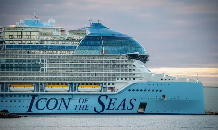 Tàu du lịch lớn nhất thế giới Icon of the Seas chuẩn bị ra khơi chuyến đầu tiên - Ảnh 1. Tàu du lịch lớn nhất thế giới Icon of the Seas chuẩn bị ra khơi chuyến đầu tiên - Ảnh 1.