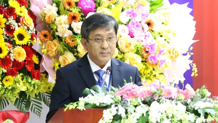 Trao quyết định hiệu trưởng Trường đại học Cần Thơ cho PGS.TS Trần Trung Tính - Ảnh 1. Trao quyết định hiệu trưởng Trường đại học Cần Thơ cho PGS.TS Trần Trung Tính - Ảnh 1.