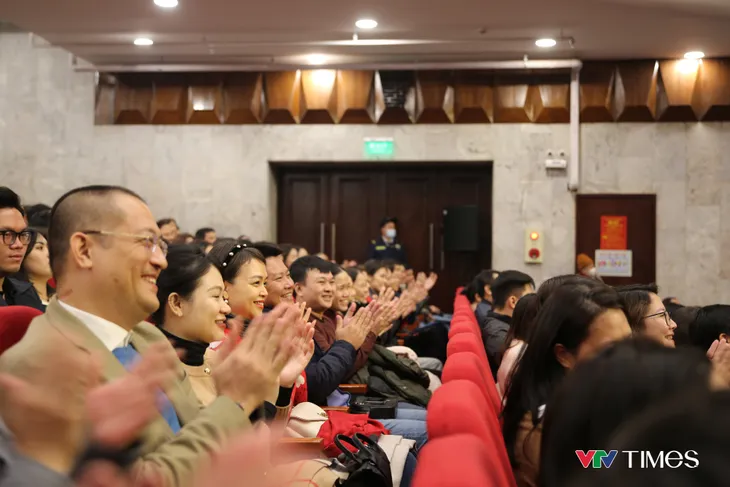Thái Sơn biến hóa bất ngờ trong Gala cười 2024 - Ảnh 6. Thái Sơn biến hóa bất ngờ trong Gala cười 2024 - Ảnh 6.