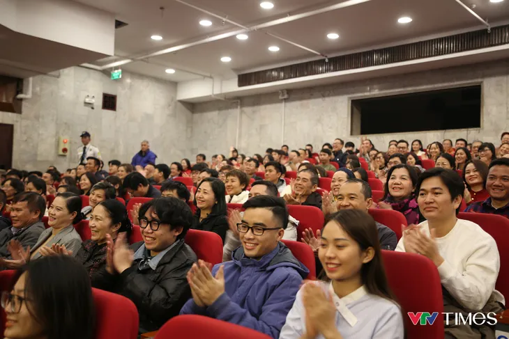 Thái Sơn biến hóa bất ngờ trong Gala cười 2024 - Ảnh 11. Thái Sơn biến hóa bất ngờ trong Gala cười 2024 - Ảnh 11.