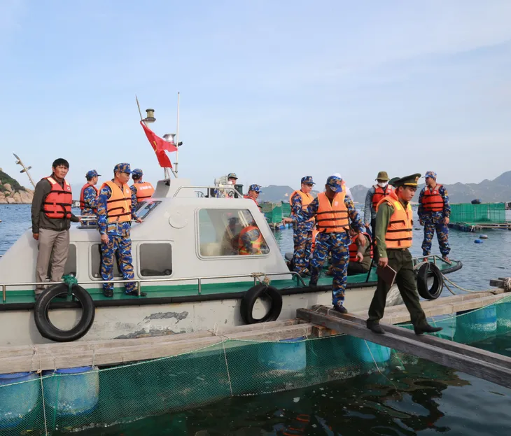 Tuần tra, kiểm soát vùng nước cấm Căn cứ Quân sự Cam Ranh - Ảnh 1. Tuần tra, kiểm soát vùng nước cấm Căn cứ Quân sự Cam Ranh - Ảnh 1.