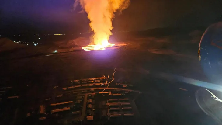 Núi lửa phun trào ở Iceland, gây nguy hiểm cho thị trấn đánh cá - Ảnh 1. Núi lửa phun trào ở Iceland, gây nguy hiểm cho thị trấn đánh cá - Ảnh 1.