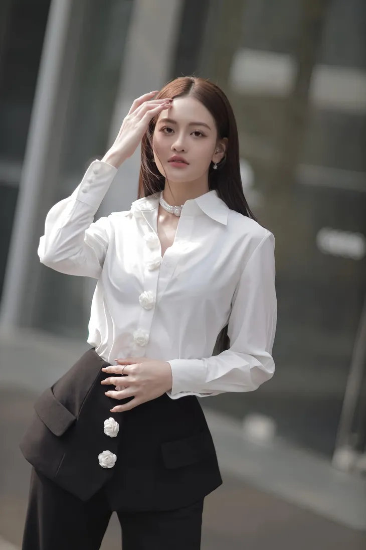 Những set đồ tiểu thư kiêu kỳ của Thùy Anh trong “Chúng ta của 8 năm sau” - Ảnh 1. Những set đồ tiểu thư kiêu kỳ của Thùy Anh trong “Chúng ta của 8 năm sau” - Ảnh 1.