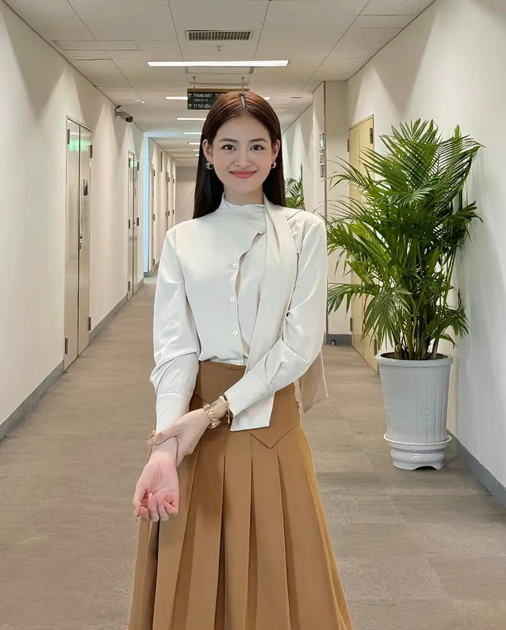 Những set đồ tiểu thư kiêu kỳ của Thùy Anh trong “Chúng ta của 8 năm sau” - Ảnh 4. Những set đồ tiểu thư kiêu kỳ của Thùy Anh trong “Chúng ta của 8 năm sau” - Ảnh 4.
