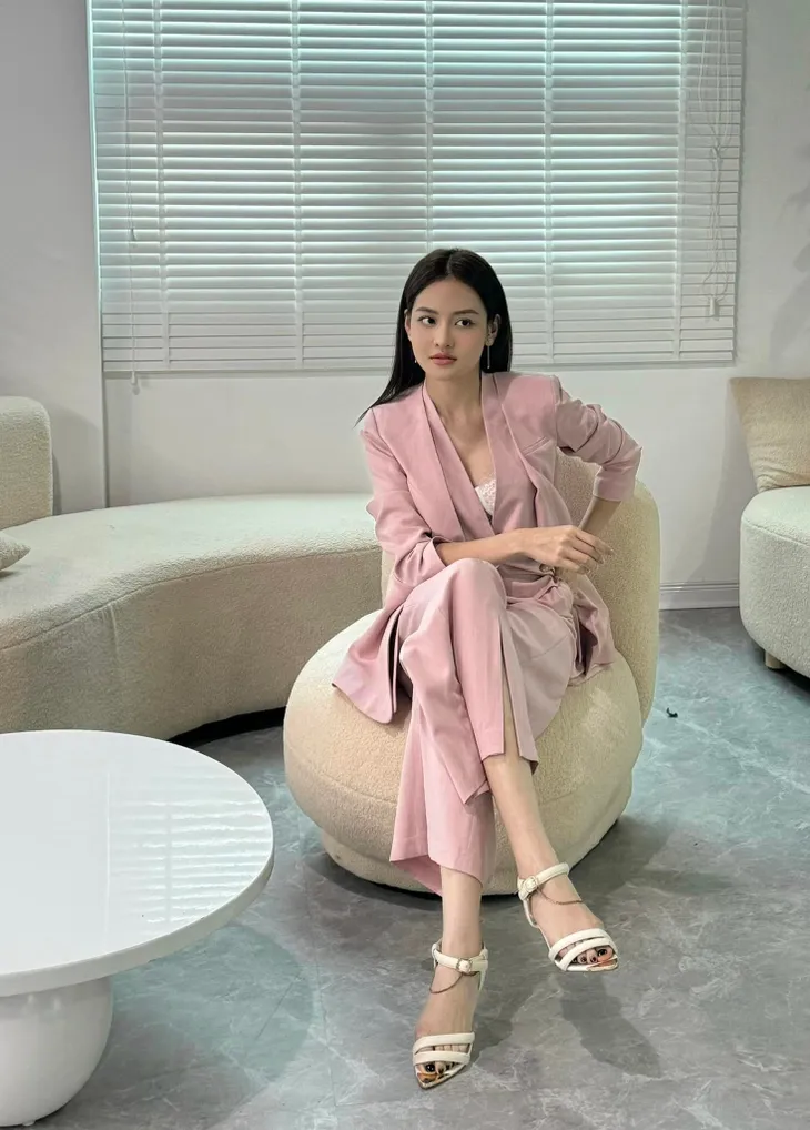 Những set đồ tiểu thư kiêu kỳ của Thùy Anh trong “Chúng ta của 8 năm sau” - Ảnh 7. Những set đồ tiểu thư kiêu kỳ của Thùy Anh trong “Chúng ta của 8 năm sau” - Ảnh 7.