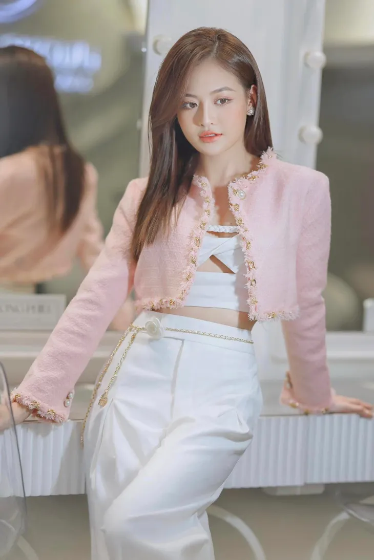 Những set đồ tiểu thư kiêu kỳ của Thùy Anh trong “Chúng ta của 8 năm sau” - Ảnh 12. Những set đồ tiểu thư kiêu kỳ của Thùy Anh trong “Chúng ta của 8 năm sau” - Ảnh 12.