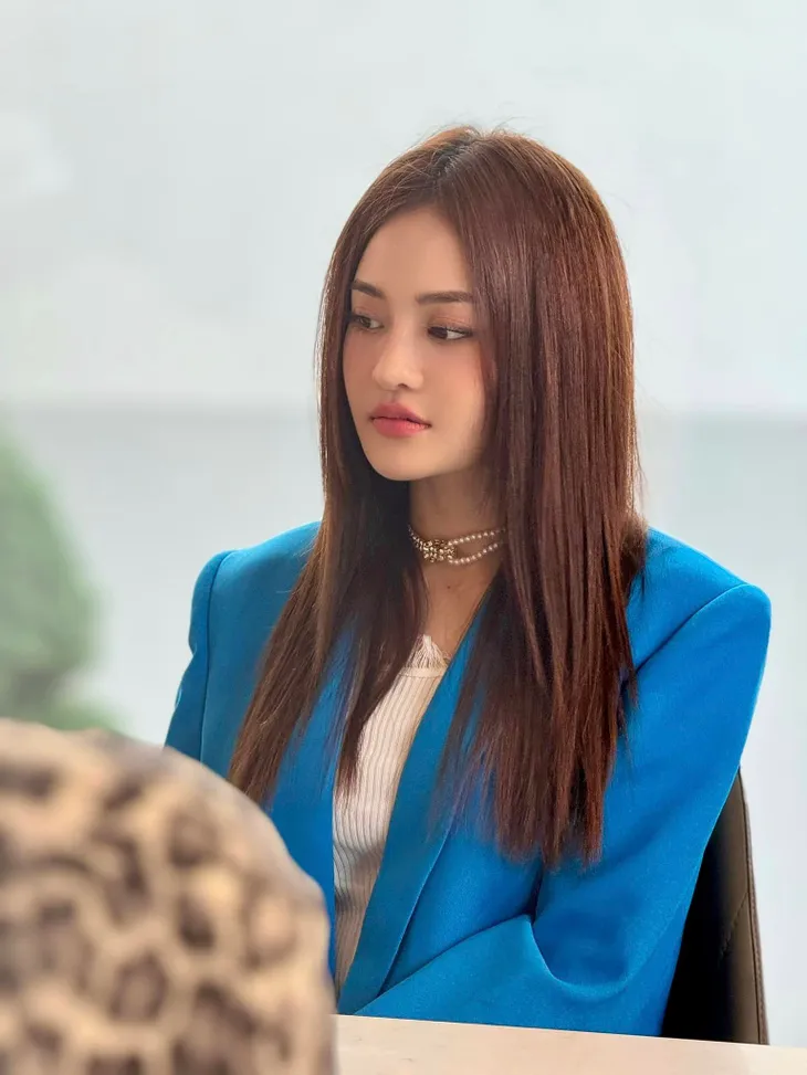 Những set đồ tiểu thư kiêu kỳ của Thùy Anh trong “Chúng ta của 8 năm sau” - Ảnh 28. Những set đồ tiểu thư kiêu kỳ của Thùy Anh trong “Chúng ta của 8 năm sau” - Ảnh 28.