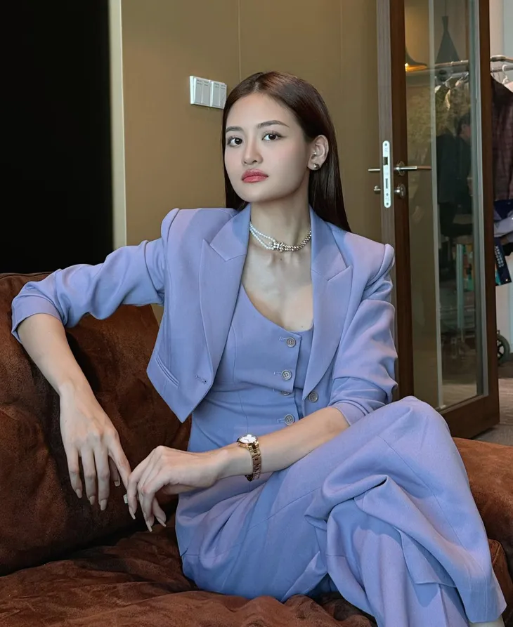 Những set đồ tiểu thư kiêu kỳ của Thùy Anh trong “Chúng ta của 8 năm sau” - Ảnh 31. Những set đồ tiểu thư kiêu kỳ của Thùy Anh trong “Chúng ta của 8 năm sau” - Ảnh 31.
