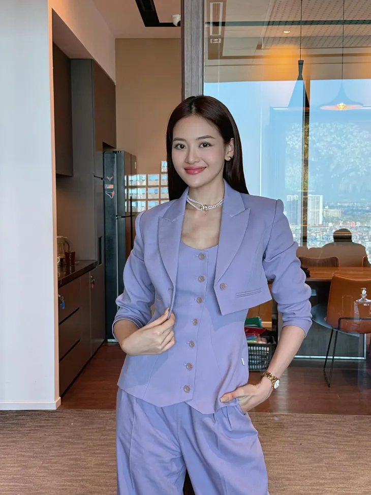 Những set đồ tiểu thư kiêu kỳ của Thùy Anh trong “Chúng ta của 8 năm sau” - Ảnh 30. Những set đồ tiểu thư kiêu kỳ của Thùy Anh trong “Chúng ta của 8 năm sau” - Ảnh 30.