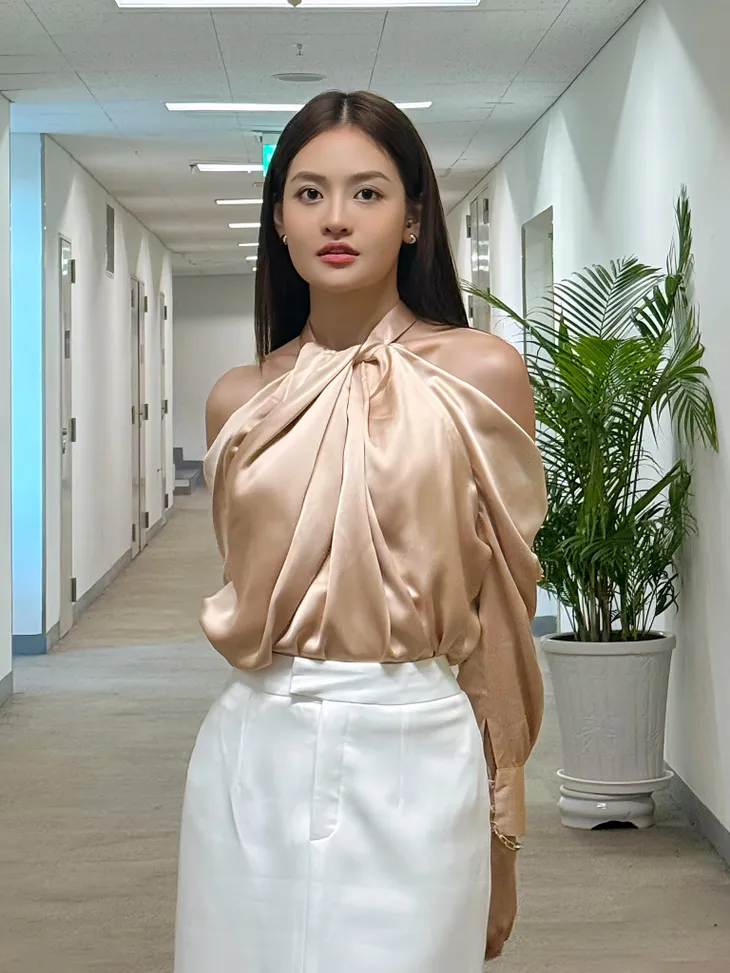 Những set đồ tiểu thư kiêu kỳ của Thùy Anh trong “Chúng ta của 8 năm sau” - Ảnh 33. Những set đồ tiểu thư kiêu kỳ của Thùy Anh trong “Chúng ta của 8 năm sau” - Ảnh 33.