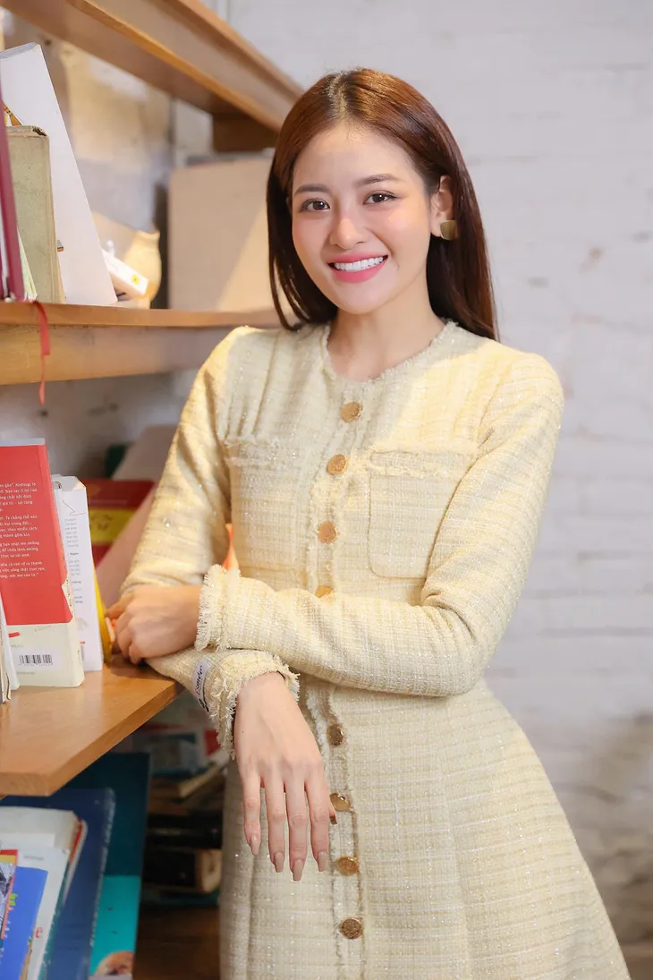 Những set đồ tiểu thư kiêu kỳ của Thùy Anh trong “Chúng ta của 8 năm sau” - Ảnh 29. Những set đồ tiểu thư kiêu kỳ của Thùy Anh trong “Chúng ta của 8 năm sau” - Ảnh 29.