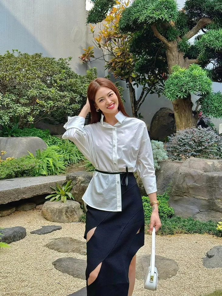 Những set đồ tiểu thư kiêu kỳ của Thùy Anh trong “Chúng ta của 8 năm sau” - Ảnh 35. Những set đồ tiểu thư kiêu kỳ của Thùy Anh trong “Chúng ta của 8 năm sau” - Ảnh 35.