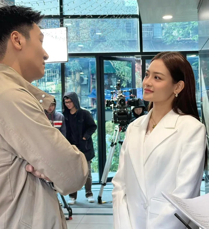 Những set đồ tiểu thư kiêu kỳ của Thùy Anh trong “Chúng ta của 8 năm sau” - Ảnh 34. Những set đồ tiểu thư kiêu kỳ của Thùy Anh trong “Chúng ta của 8 năm sau” - Ảnh 34.