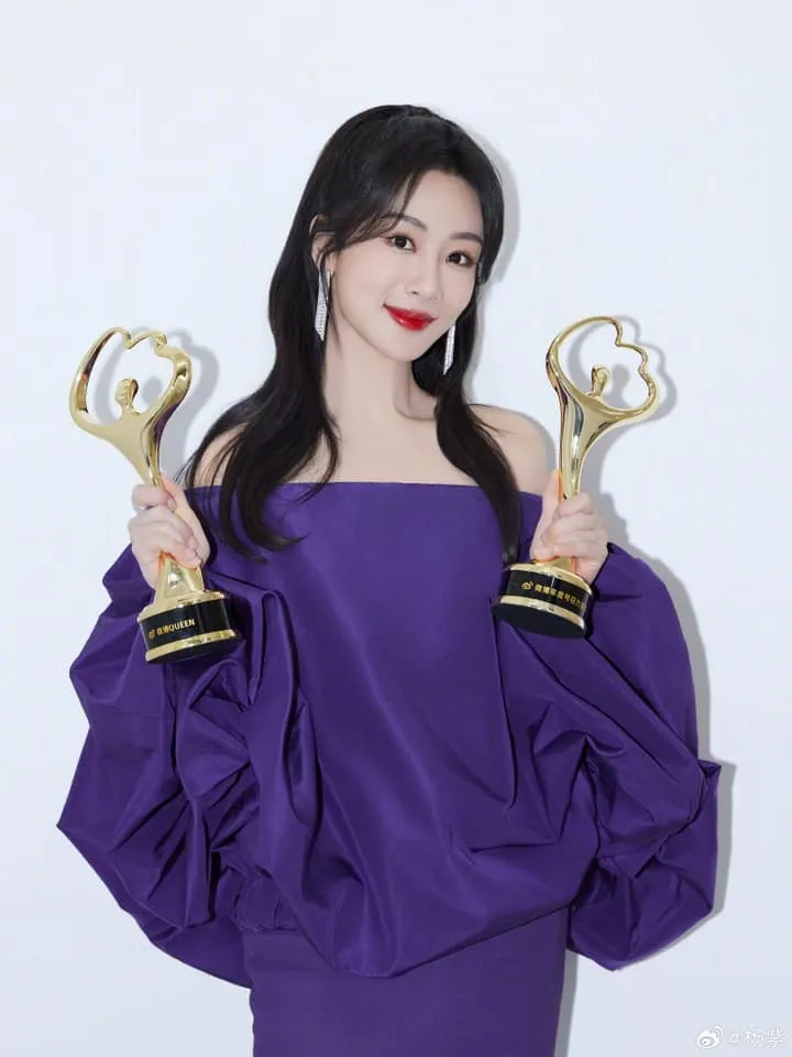 Dương Tử lần thứ 3 nhận giải Queen trong Đêm hội Weibo - Ảnh 1. Dương Tử lần thứ 3 nhận giải Queen trong Đêm hội Weibo - Ảnh 1.