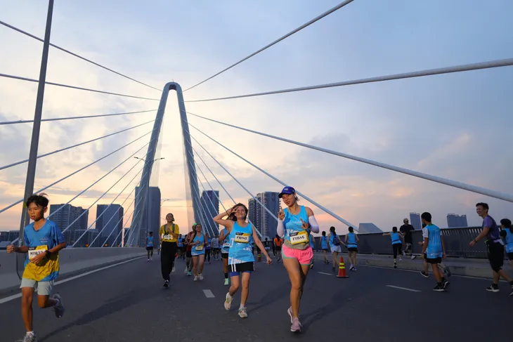 VĐV người Anh giành chức vô địch giải chạy Marathon TP HCM 2024 - Ảnh 1. VĐV người Anh giành chức vô địch giải chạy Marathon TP HCM 2024 - Ảnh 1.