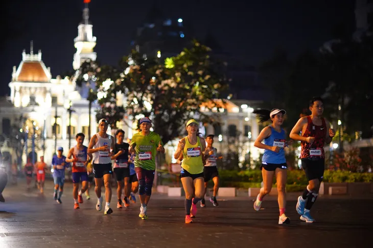 VĐV người Anh giành chức vô địch giải chạy Marathon TP HCM 2024 - Ảnh 2. VĐV người Anh giành chức vô địch giải chạy Marathon TP HCM 2024 - Ảnh 2.