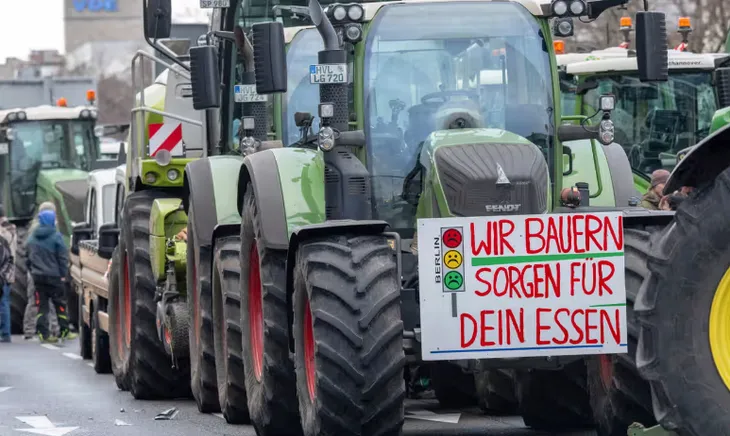 Hàng nghìn máy kéo phong tỏa giao thông ở Berlin, Đức - Ảnh 1. Hàng nghìn máy kéo phong tỏa giao thông ở Berlin, Đức - Ảnh 1.