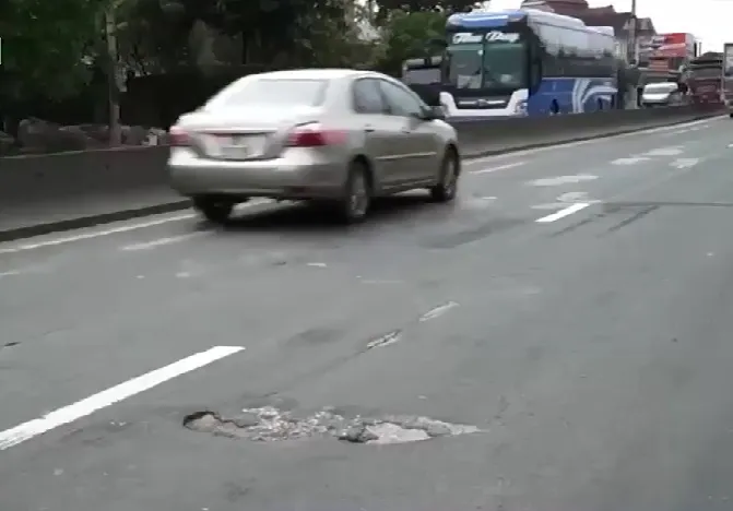 Nghịch lý tuyến QL1A còn đang hư hỏng, chủ đầu tư đã tăng phí BOT - Ảnh 1. Nghịch lý tuyến QL1A còn đang hư hỏng, chủ đầu tư đã tăng phí BOT - Ảnh 1.