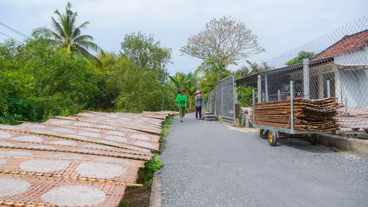 Làng nghề bánh tráng 200 năm ở Cần Thơ tất bật vào vụ Tết - Ảnh 5. Làng nghề bánh tráng 200 năm ở Cần Thơ tất bật vào vụ Tết - Ảnh 5.
