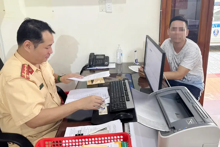Xử phạt lái xe đi ngược chiều trên cao tốc - Ảnh 1. Xử phạt lái xe đi ngược chiều trên cao tốc - Ảnh 1.