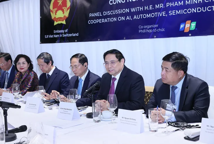 Thủ tướng tọa đàm về hợp tác phát triển AI, công nghệ ô tô, chip bán dẫn - Ảnh 1. Thủ tướng tọa đàm về hợp tác phát triển AI, công nghệ ô tô, chip bán dẫn - Ảnh 1.