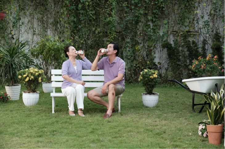 Người già nên bổ sung gì để nâng cao đề kháng và miễn dịch? - Ảnh 2.