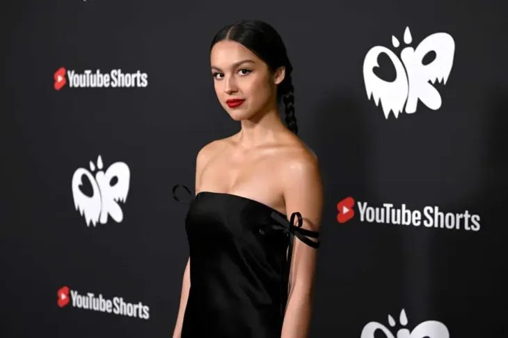 Billie Eilish, Dua Lipa và Olivia Rodrigo biểu diễn tại Grammy 2024: Những bản hit nào sẽ xuất hiện? - Ảnh 2. Billie Eilish, Dua Lipa và Olivia Rodrigo biểu diễn tại Grammy 2024: Những bản hit nào sẽ xuất hiện? - Ảnh 2.