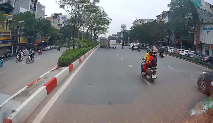 Nguy hiểm ô tô rượt đuổi, chèn ép nhau trên đường - Ảnh 1. Nguy hiểm ô tô rượt đuổi, chèn ép nhau trên đường - Ảnh 1.