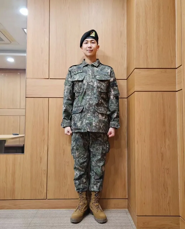 RM và V (BTS) lần đầu cập nhật tình hình trong quân ngũ - Ảnh 1. RM và V (BTS) lần đầu cập nhật tình hình trong quân ngũ - Ảnh 1.