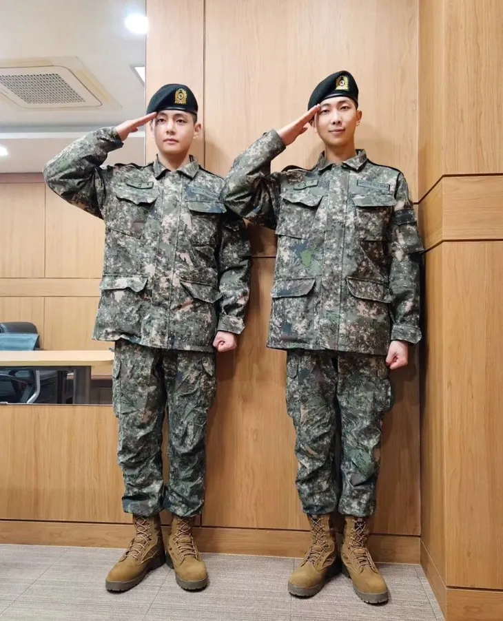 RM và V (BTS) lần đầu cập nhật tình hình trong quân ngũ - Ảnh 2. RM và V (BTS) lần đầu cập nhật tình hình trong quân ngũ - Ảnh 2.