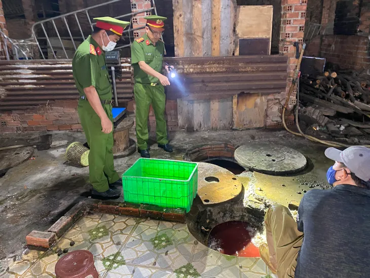 Bắt quả tang cơ sở giết mổ gia súc xả nước thải chưa xử lý ra môi trường - Ảnh 1. Bắt quả tang cơ sở giết mổ gia súc xả nước thải chưa xử lý ra môi trường - Ảnh 1.