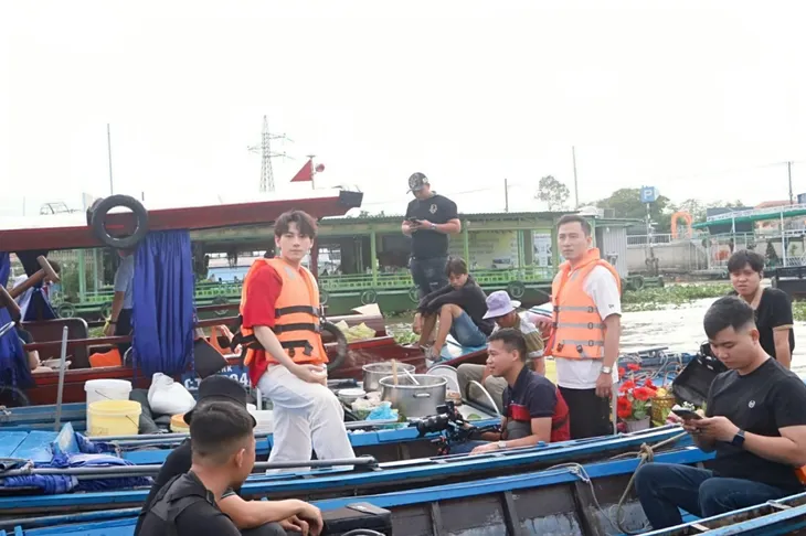 Isaac về quê Cần Thơ quay ngoại cảnh Hoa Xuân Ca 2024 - Ảnh 3. Isaac về quê Cần Thơ quay ngoại cảnh Hoa Xuân Ca 2024 - Ảnh 3.